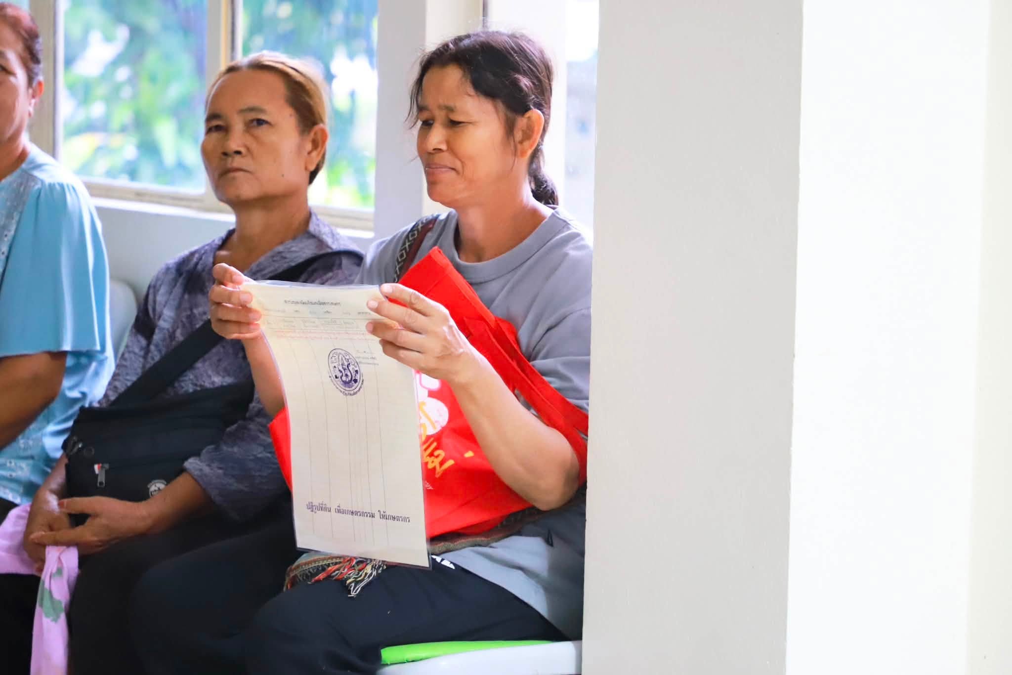 title - รองเลขาธิการ ส.ป.ก. ลงพื้นที่ตรวจเยี่ยม ส.ป.ก.มหาสารคาม พร้อมมอบโฉนดเพื่อการเกษตรให้แก่เกษตรกร